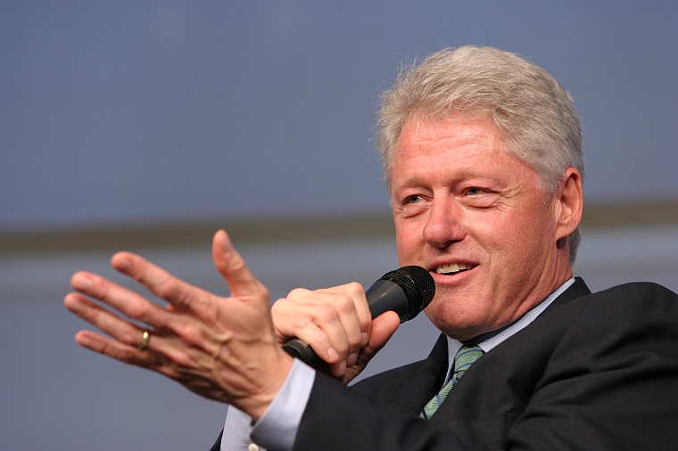 Video: Bill Clinton sings “Blurred Lines”