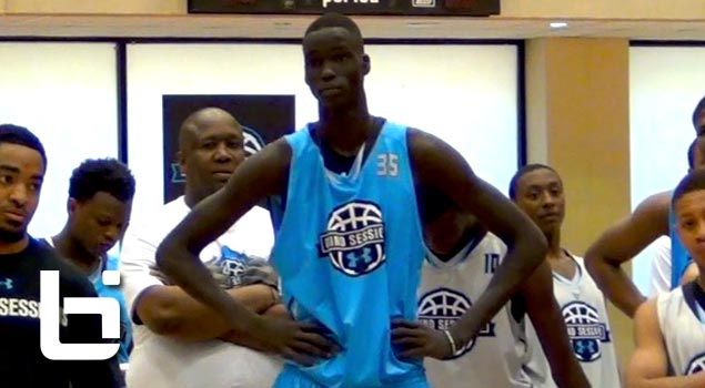 7’1″ High School Sophomore Thon Maker Is a Basketball&nbsp;PHENOM